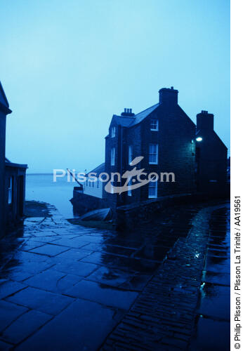 In the morning, winding cobbled streets of Stromness - © Philip Plisson / Plisson La Trinité / AA19561 - Photo Galleries - Scotland