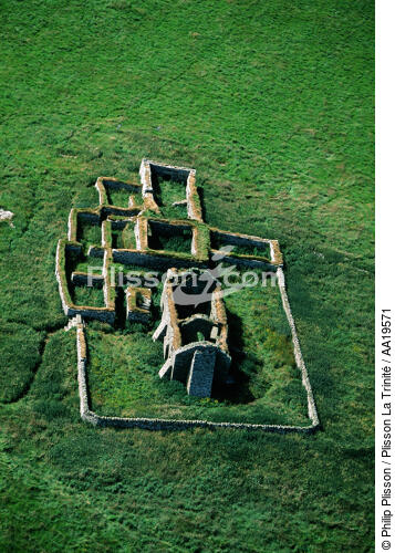 Ruins of a monastery dating from the twelfth century on the island of Eynhallow - © Philip Plisson / Plisson La Trinité / AA19571 - Photo Galleries - Scotland