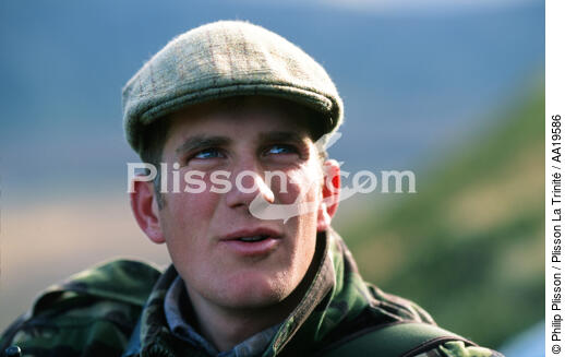 A guard hunting in the Highlands - © Philip Plisson / Plisson La Trinité / AA19586 - Photo Galleries - Sport and Leisure