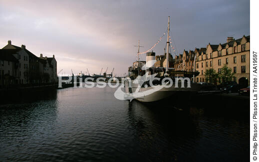 Le port de Leith, faubourg d'Edimbourg - © Philip Plisson / Plisson La Trinité / AA19597 - Nos reportages photos - Ville [Eco]