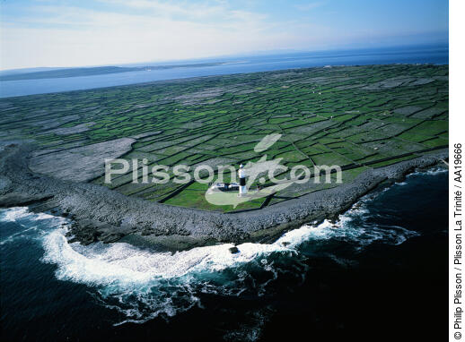 Le phare Inisheer en Irlande - © Philip Plisson / Plisson La Trinité / AA19666 - Nos reportages photos - Irlande, l'île verte