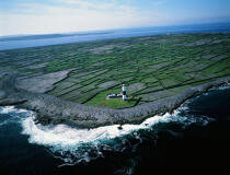 Le phare Inisheer en Irlande © Philip Plisson / Plisson La Trinité / AA19666 - Nos reportages photos - Irlande, l'île verte