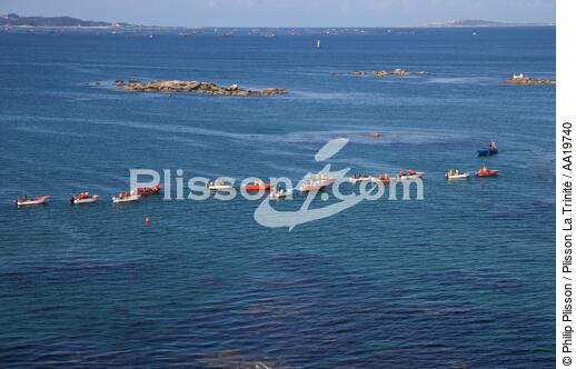 Clams fishing in Galicia - © Philip Plisson / Plisson La Trinité / AA19740 - Photo Galleries - Small boat