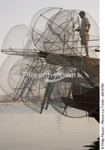 Chargement de casiers à Sharjah - © Philip Plisson / Plisson La Trinité / AA19790 - Nos reportages photos - Materiel de pêche