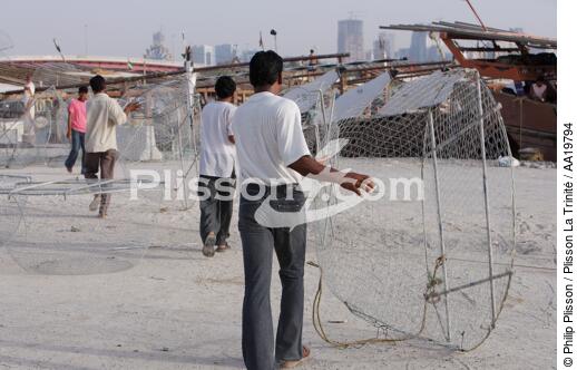 Chargement de casiers à Sharjah - © Philip Plisson / Plisson La Trinité / AA19794 - Nos reportages photos - Dubai
