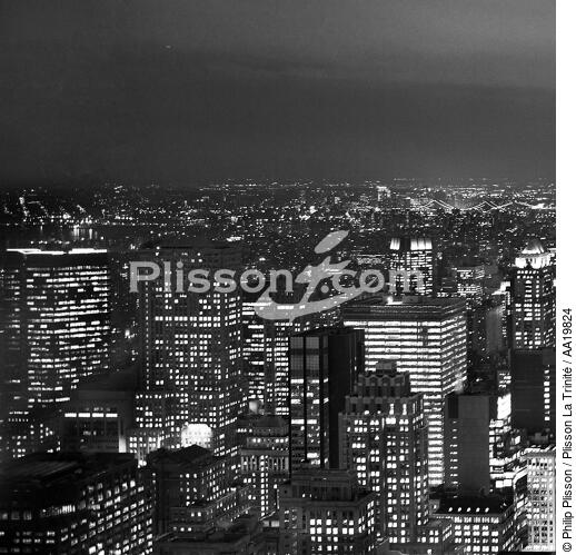 New-York by night. - © Philip Plisson / Plisson La Trinité / AA19824 - Photo Galleries - Square format