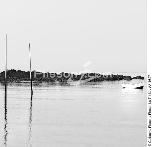 Small boat. - © Guillaume Plisson / Plisson La Trinité / AA19827 - Photo Galleries - Sea decoration