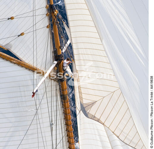 Classic yacht. - © Guillaume Plisson / Plisson La Trinité / AA19838 - Photo Galleries - Square format