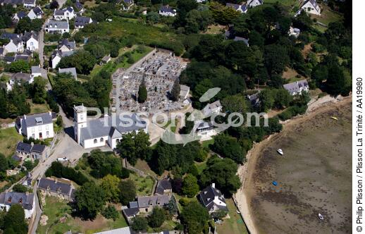 View of the Church of l'Ile aux moines, its cemetery and the beach at Port Micquel. - © Philip Plisson / Plisson La Trinité / AA19980 - Photo Galleries - Moines [Island of]