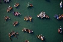 Barques mouillées à Port-Blanc pendant la Semaine du Golfe. © Philip Plisson / Plisson La Trinité / AA20131 - Nos reportages photos - Baden
