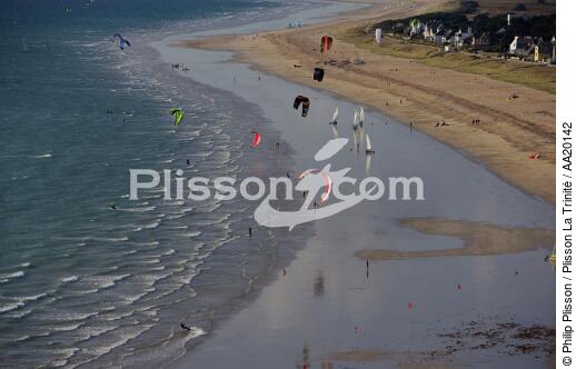 Kitesurf sur plage de la Presqu'Ile de Quiberon. - © Philip Plisson / Plisson La Trinité / AA20142 - Nos reportages photos - Quiberon [presqu'île de]
