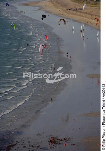 Kitesurf sur plage de la Presqu'Ile de Quiberon. - © Philip Plisson / Plisson La Trinité / AA20143 - Nos reportages photos - Quiberon [presqu'île de]