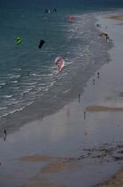 Kitesurf sur plage de la Presqu'Ile de Quiberon. © Philip Plisson / Plisson La Trinité / AA20144 - Nos reportages photos - Quiberon [presqu'île de]