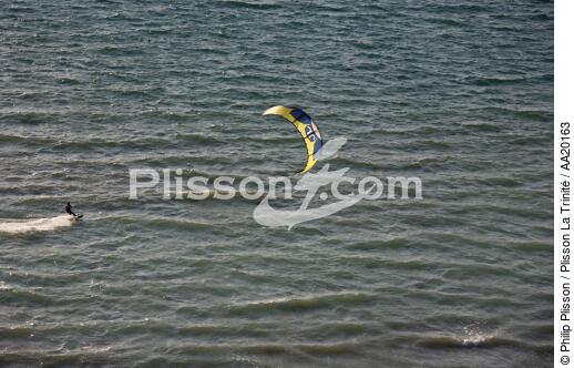 Kiteboarding in the Bay of Quiberon. - © Philip Plisson / Plisson La Trinité / AA20163 - Photo Galleries - Kitesurfing