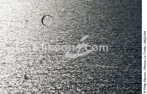 Kiteboarding in the Bay of Quiberon. - © Philip Plisson / Plisson La Trinité / AA20164 - Photo Galleries - Quiberon