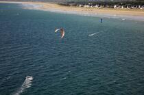 Kitesurf en baie de Quiberon. © Philip Plisson / Plisson La Trinité / AA20166 - Nos reportages photos - Sport et loisir