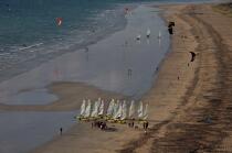 Chars à voiles et kitesurfs sur une plage de la Presqu'Ile de Quiberon. © Philip Plisson / Plisson La Trinité / AA20169 - Nos reportages photos - Kitesurf