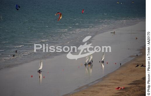 Chars à voiles et kitesurfs sur une plage de la Presqu'Ile de Quiberon. - © Philip Plisson / Plisson La Trinité / AA20170 - Nos reportages photos - Sport et loisir