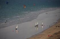 Chars à voiles et kitesurfs sur une plage de la Presqu'Ile de Quiberon. © Philip Plisson / Plisson La Trinité / AA20170 - Nos reportages photos - Ile [56]