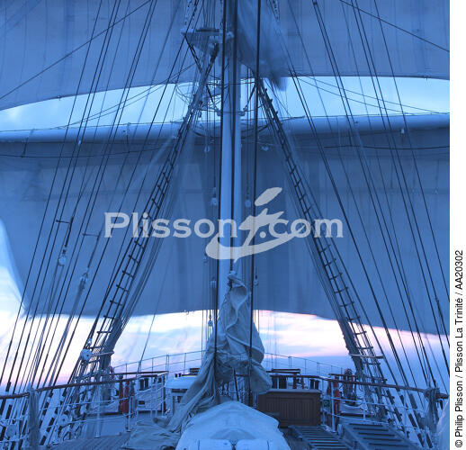 A bord du Belem. - © Philip Plisson / Plisson La Trinité / AA20302 - Nos reportages photos - Crépuscule