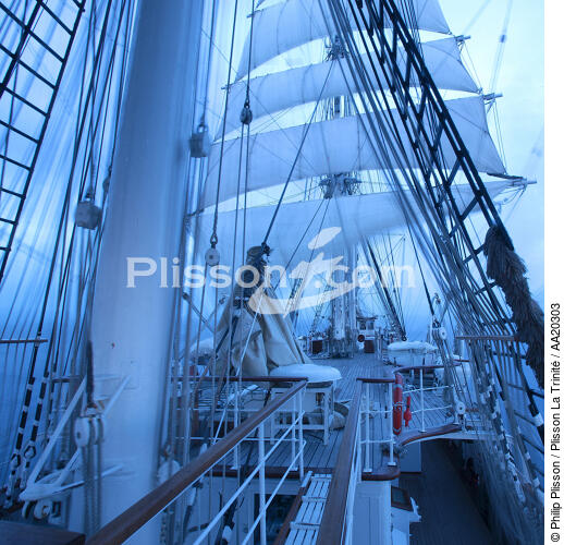 A bord du Belem. - © Philip Plisson / Plisson La Trinité / AA20303 - Nos reportages photos - Crépuscule