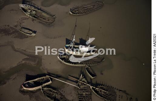 Wrecks stranded in the mud, rade de Lorient. - © Philip Plisson / Plisson La Trinité / AA20321 - Photo Galleries - Boat graveyard