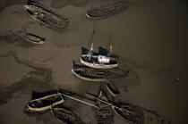 Épaves échouées dans la vase,rade de Lorient. © Philip Plisson / Plisson La Trinité / AA20321 - Nos reportages photos - Cimetière marin