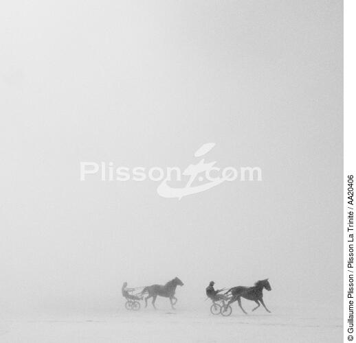 Sur la plage du Dossen à Santec. - © Guillaume Plisson / Plisson La Trinité / AA20406 - Nos reportages photos - Format carré