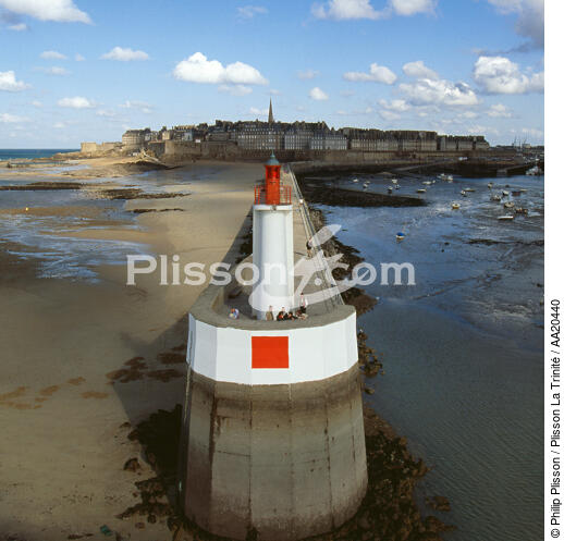 Le Môle des Noires à Saint-Malo. - © Philip Plisson / Plisson La Trinité / AA20440 - Nos reportages photos - Feu de port