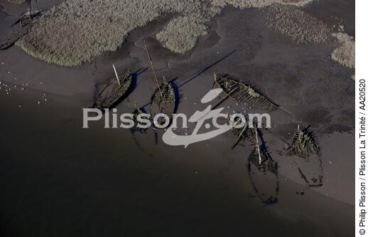 Wrecks. - © Philip Plisson / Plisson La Trinité / AA20520 - Photo Galleries - Boat graveyard