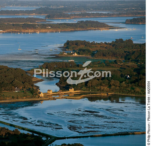 Les étang du Roc'h Du sur la rivière d'Auray. - © Philip Plisson / Plisson La Trinité / AA20554 - Nos reportages photos - Rivière