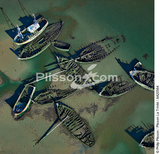 The cemetery of Blavet river. - © Philip Plisson / Plisson La Trinité / AA20564 - Photo Galleries - Shipwreck