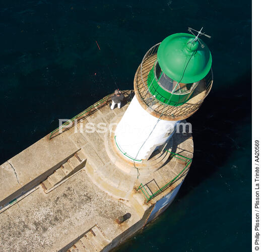 Feu de port à Port-Tudy, île de Groix - © Philip Plisson / Plisson La Trinité / AA20569 - Nos reportages photos - Format carré