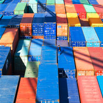 Containers. © Philip Plisson / Plisson La Trinité / AA20631 - Photo Galleries - Containerships, the excess