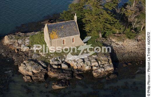 La chapelle de Boédic dans le Golfe du Morbihan. - © Philip Plisson / Plisson La Trinité / AA20672 - Nos reportages photos - Chapelle