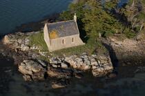 La chapelle de Boédic dans le Golfe du Morbihan. © Philip Plisson / Plisson La Trinité / AA20672 - Nos reportages photos - Chapelle