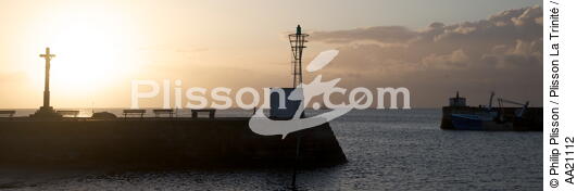 Barfleur. - © Philip Plisson / Plisson La Trinité / AA21112 - Nos reportages photos - Feu de port