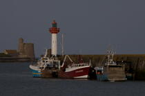 St Vaast et Tatihou au fond. © Philip Plisson / Plisson La Trinité / AA21124 - Nos reportages photos - Feu de port