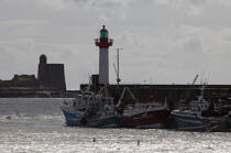 St Vaast et Tatihou au fond. © Philip Plisson / Plisson La Trinité / AA21126 - Nos reportages photos - Feu de port