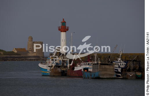 St Vaast et Tatihou au fond. - © Philip Plisson / Plisson La Trinité / AA21141 - Nos reportages photos - Feu de port