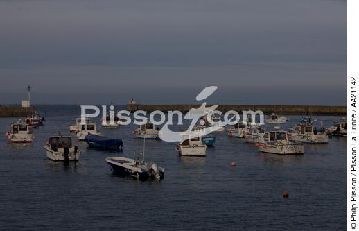 Barfleur. - © Philip Plisson / Plisson La Trinité / AA21142 - Photo Galleries - Harbour light