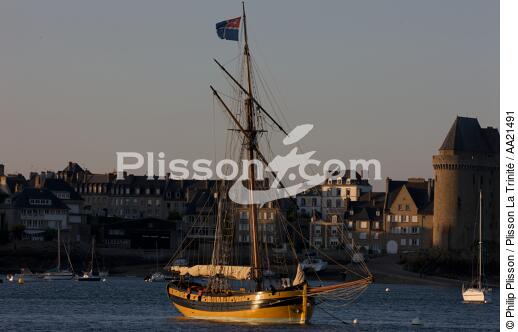 Le Renard at anchor off St. Malo. - © Philip Plisson / Plisson La Trinité / AA21491 - Photo Galleries - Renard [The]
