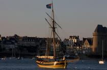 Le Renard at anchor off St. Malo. © Philip Plisson / Plisson La Trinité / AA21491 - Photo Galleries - Emerald Coast [The]