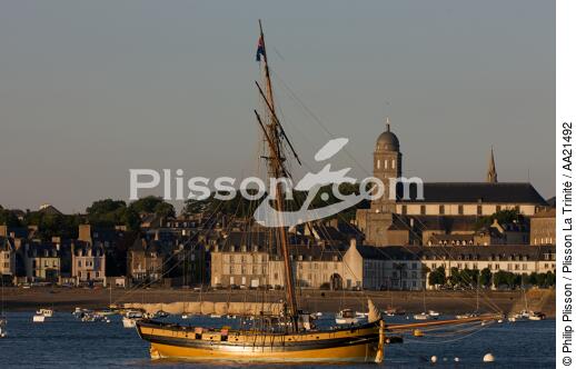 Le Renard at anchor off St. Malo. - © Philip Plisson / Plisson La Trinité / AA21492 - Photo Galleries - Emerald Coast [The]