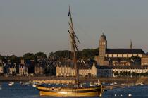 Le Renard at anchor off St. Malo. © Philip Plisson / Plisson La Trinité / AA21492 - Photo Galleries - Emerald Coast [The]