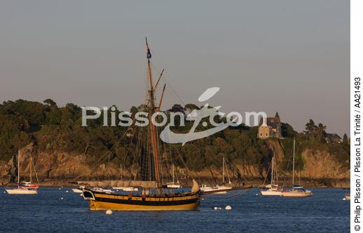 Le Renard at anchor off St. Malo. - © Philip Plisson / Plisson La Trinité / AA21493 - Photo Galleries - Privateer cutter