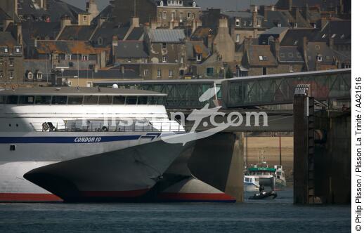 Saint-Malo. - © Philip Plisson / Plisson La Trinité / AA21516 - Nos reportages photos - Ferry