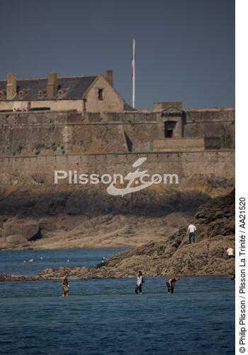 Le Fort National in front of Saint-Malo. - © Philip Plisson / Plisson La Trinité / AA21520 - Photo Galleries - Ille & Vilaine