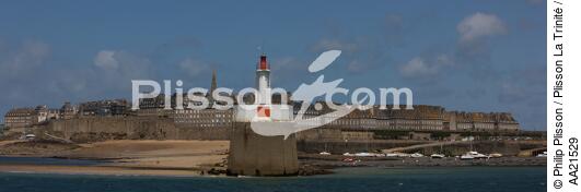 Le Môle des Noires à Saint-Malo. - © Philip Plisson / Plisson La Trinité / AA21529 - Nos reportages photos - Feu de port