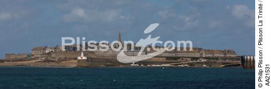 Saint-Malo. - © Philip Plisson / Plisson La Trinité / AA21531 - Nos reportages photos - Feu de port